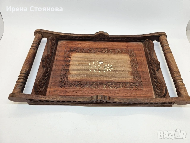 Винтидж табла за сервиране с ръчно резбовани флорални елементи, произход Индия около 1970 г. 
