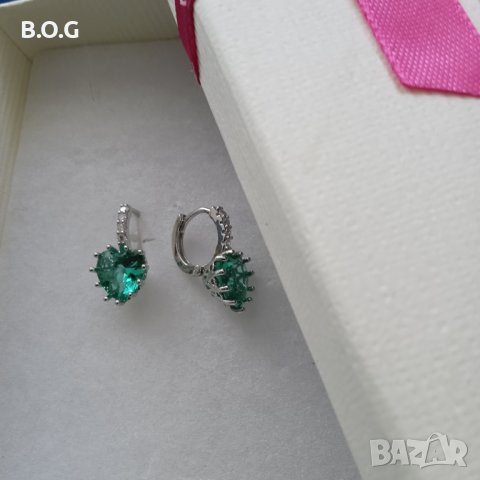 Дамски, сребърни обеци със сърца. Английски тип закопчаване. Поставени в луксозна, подаръчна кутия.