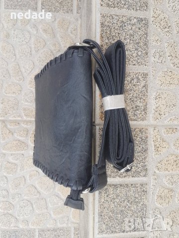 Малка черна дамска чанта с цял капак обшит с кожена лента през рамо или през тялото от екокожа , снимка 2 - Чанти - 28650961