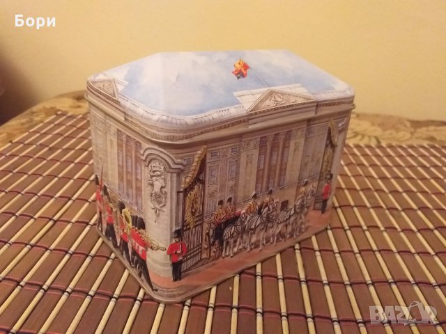 Метална кутия касичка от бонбони CHURCHILL'S BUCKINGHAM PALACE , снимка 7 - Декорация за дома - 28059282