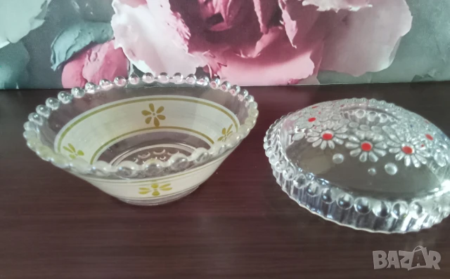 Старинна стъклена купичка с капак