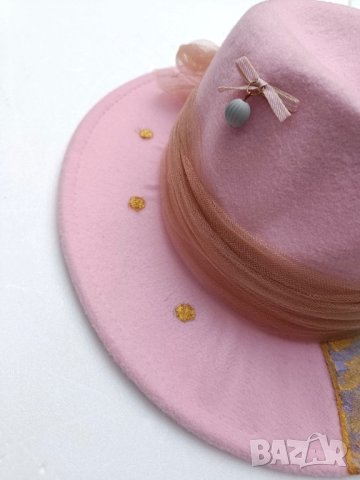 Дамска шапка федора , ръчно декорирана, снимка 2 - Шапки - 44015820