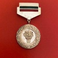 Почетен знак медал на званието Заслужил НРБ България, снимка 2 - Колекции - 40500450