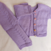 Бебешки ръчно плетени жилетка и панталон 3-6м, снимка 3 - Жилетки и елечета за бебе - 44841679