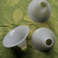 Три бели стъклени чашки за полилей, снимка 2 - Други - 43867127