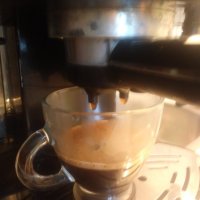 Кафе машина Делонги с ръкохватка с крема диск, работи отлично и прави хубаво кафе с каймак , снимка 3 - Кафемашини - 35043882