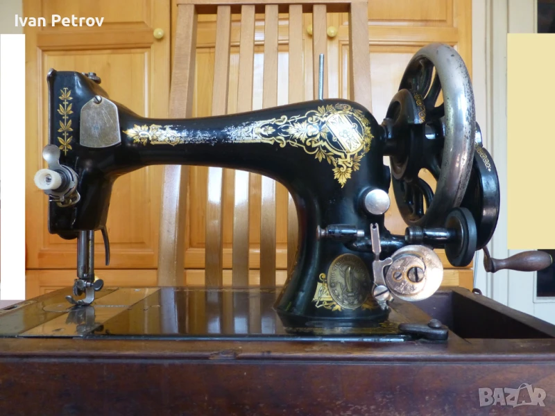An antique Singer Sewing Machine for sale, снимка 1