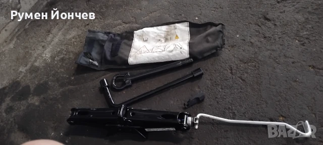 Комплект  Крик ,ключ ,кука  Рено / Дачия, снимка 2 - Части - 50671841