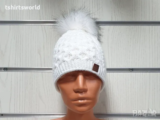 Нова дамска плетена шапка с помпон/пух в бял цвят, снимка 4 - Шапки - 48208928
