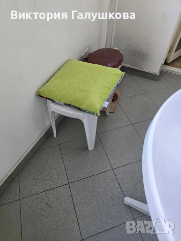 Пластмасова маса с 3 стола и табуретка, снимка 4 - Маси - 52955759