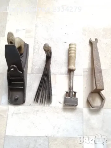 Стари занаятчийски инструменти: метално ренде, чукчета, гребен за тъкане и други. 