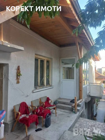 Продава КЪЩА НА ДВА ЕТАЖА  в гр. Попово Център