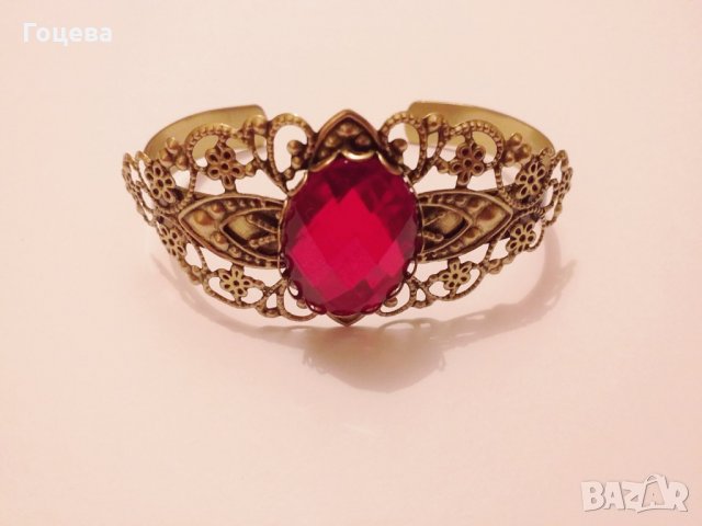 Разкошна Викторианска гривна с червен кабошон и прелестни филигранни орнаменти в цвят Антично злато, снимка 5 - Гривни - 28168753