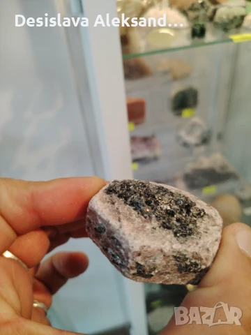 Необработен рубин ( корунд) с турмалин, изгодно 