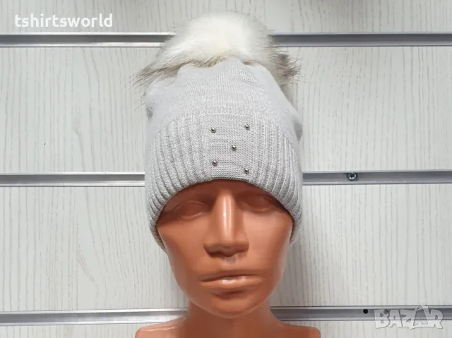 Нова зимна дамска шапка с камъчета с пух/помпон в бежов цвят, снимка 4 - Шапки - 48209869