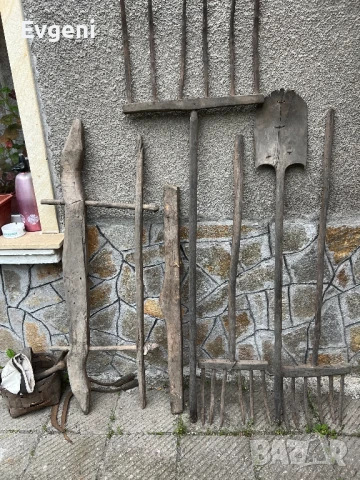 Стари дървени вили,лопата,сърп,кошница и плуг(хомот)..