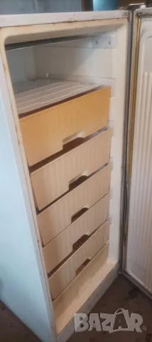 Стар работещ фризер с чекмеджета, снимка 1