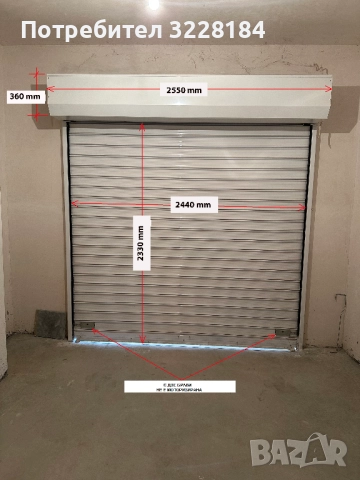 Ролетна гаражна врата, монтирана, но неизползвана.