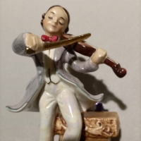Много красива-рядка Винтаж,Викторианска ретро фигурка, Седнал млад мъж свирещ на цигулка , снимка 13 - Колекции - 44884913