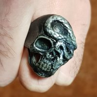 Масивен черен мъжки рок пръстен с череп от стомана унисекс рокер рокенрол, снимка 1 - Пръстени - 35191640