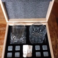 чаши масивни стъклени с каменни кубчета лед в масивна дървена кутия от естествен бамбук, снимка 1 - Чаши - 43440525