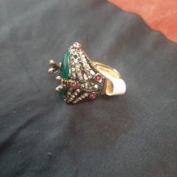 Красив дамски пръстен със зелено камъче и орнаменти , снимка 1 - Пръстени - 35287614