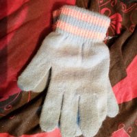 Плетени детски ръкавици, снимка 4 - Шапки, шалове и ръкавици - 38917700