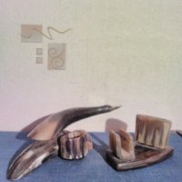 Статуетка мастилница  ,,ПИНГВИН' и поставка за пишещи предмети,ръчно изработена от биволски рог., снимка 1 - Статуетки - 39620973