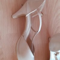 Елегантни лачени бежови сандали с ток 40 номер, снимка 3 - Сандали - 22108749