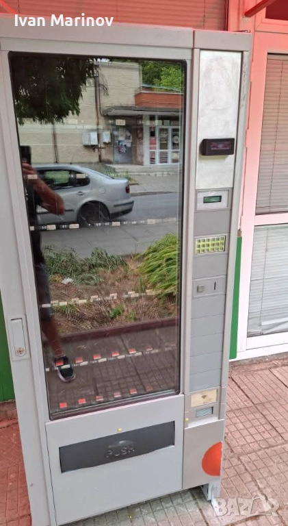 Снакс машина със монетник в отлично състояние, подържа температура охлажда перфектно,здрава и добре , снимка 1