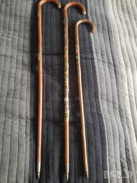 Три броя стари тиролски бастуни със значки, снимка 1