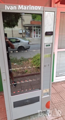 Снакс машина със монетник в отлично състояние, подържа температура охлажда перфектно,здрава и добре 