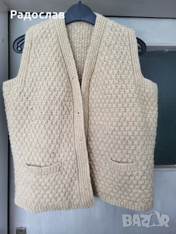 Продавам вълнена жилетка ръчно плетена без ръкав