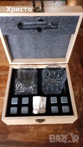 чаши масивни стъклени с каменни кубчета лед в масивна дървена кутия от естествен бамбук