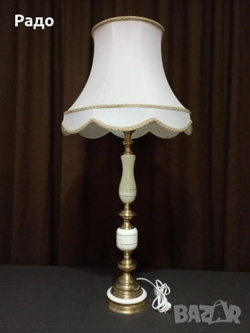 Много голяма старинна порцеланова лампа с красив абажур