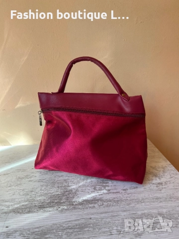 Червена дамска чанта с кожени елементи и джоб с цип ❤️