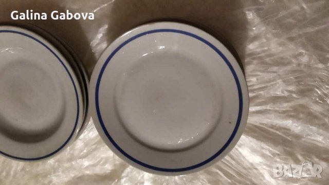 Порцеланови чинии със синя ивица