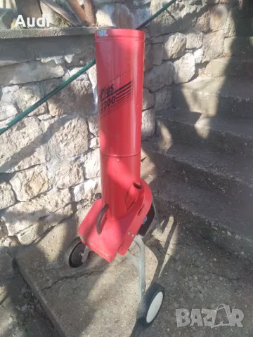 Дробилка за клони, листа, храсти.  Смила клоните на талаж.  Широк отвор на фунията  Има два отвора з