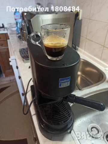 Кафе машина Лаваца с капсули Лаваца Блу.  Работи добре и прави супер кафе с каймак  , снимка 4 - Кафемашини - 51392807
