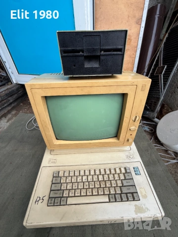 Продавам компютър Правец 8