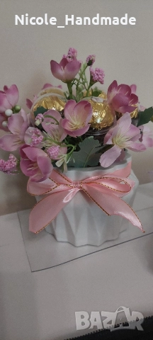 Букети с бонбони и цветя