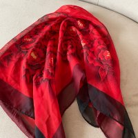 Дамски шал на червени цветя, снимка 2 - Шалове - 43740453