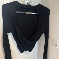 Дамска черна блуза, снимка 2 - Блузи с дълъг ръкав и пуловери - 43622803