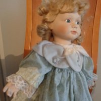 Продавам порцеланова колекционерска кукла - Zasan/ Moli, снимка 4 - Колекции - 34983606