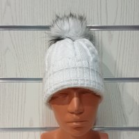 Нова зимна дамска шапка в бял цвят с пух/помпон, снимка 2 - Шапки - 35501382