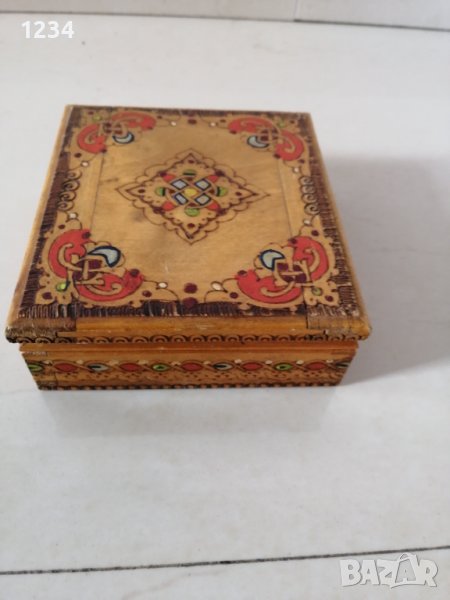 Дървена кутия 12.5 х 11.5 h 4 см. , снимка 1