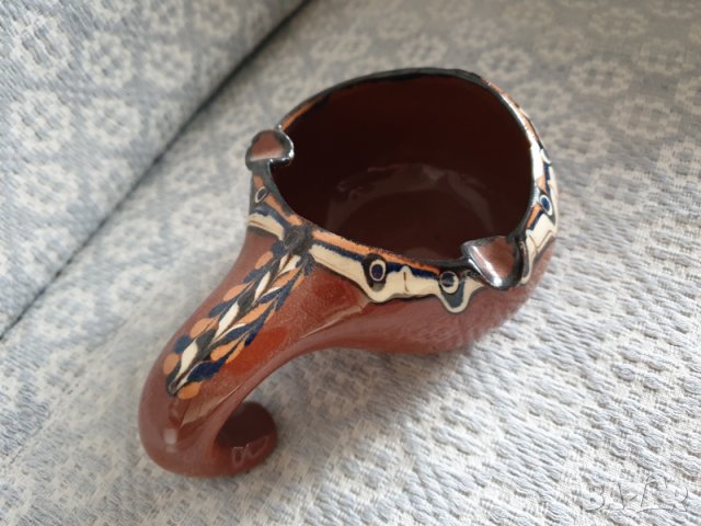 Продавам класически керамичен глинен ретро пепелник с дръжка и традиционна българска шарка, снимка 3 - Други - 39871317