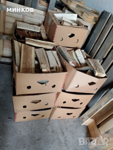 Дърва за огрев нарязани в кашони и дървени палета и скари 