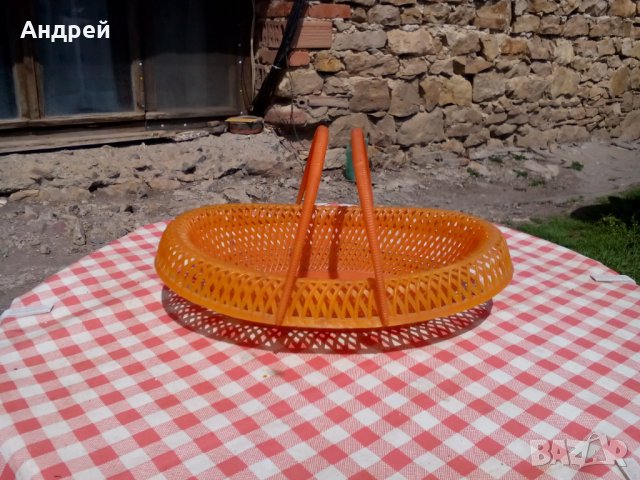 Стара пластмасова кошничка