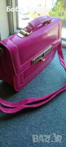 Ежедневна дамска чанта  Изработена от еко кожа Затваряне с капак и метален аксесоар, снимка 6 - Чанти - 51261690